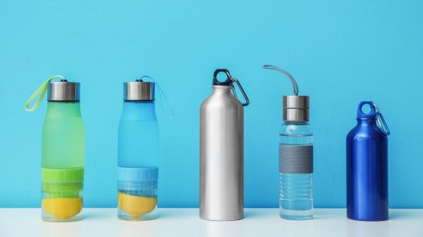 Qué botella de agua es más higiénica para usar todos los días: vidrio, metal o plástico - Por qué algunas botellas reutilizables acumulan más bacterias