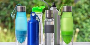 Qué botella de agua es más higiénica para usar todos los días: vidrio, metal o plástico