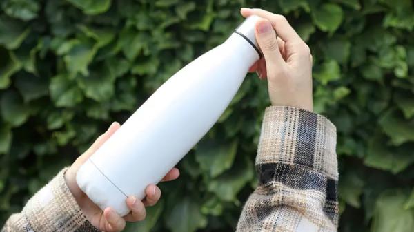 Qué botella de agua es más higiénica para usar todos los días: vidrio, metal o plástico - Qué botellas se pueden comprar en España y cuáles son sus ventajas