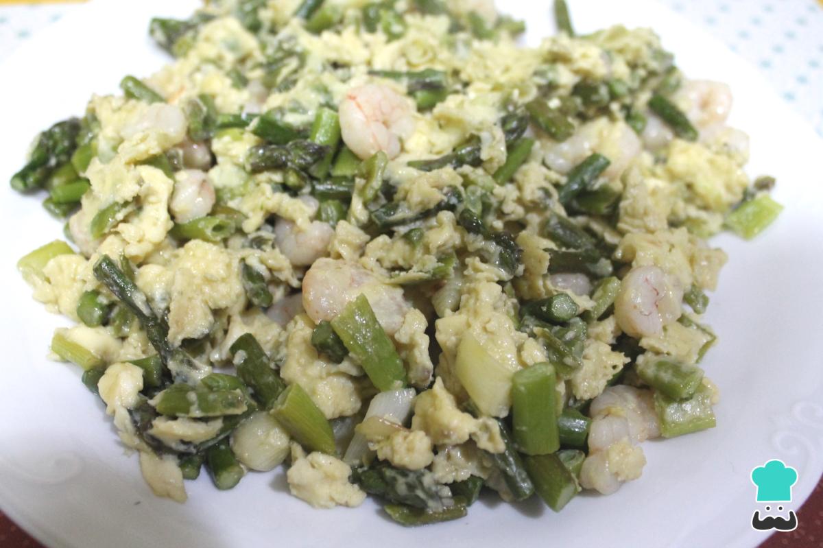 Receta de Revuelto de espárragos y gambas