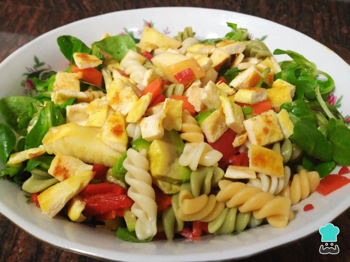 Receta de Ensalada fría de pasta con pollo y manzana