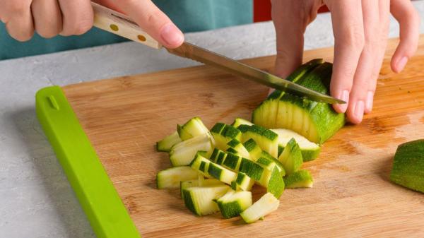 El ingrediente que sustituye al pan en el gazpacho y lo hace más cremoso y ligero, según un nutricionista - Calabacín para un gazpacho igual de espeso pero más ligero
