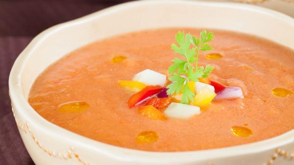El ingrediente que sustituye al pan en el gazpacho y lo hace más cremoso y ligero, según un nutricionista