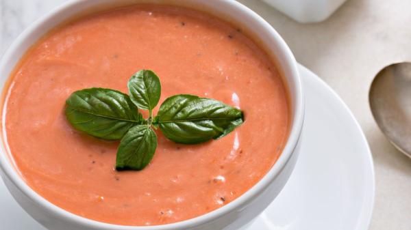 El ingrediente que sustituye al pan en el gazpacho y lo hace más cremoso y ligero, según un nutricionista - Receta del gazpacho ligero con calabacín paso a paso