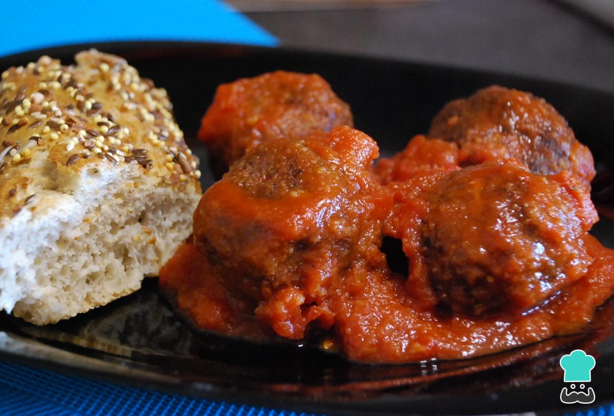 Receta de Albóndigas fritas en salsa de tomate