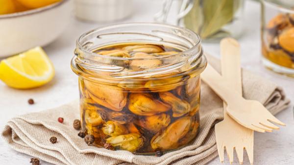Las cocineras españolas coinciden: “Los huevos rellenos mejoran si añades mejillones en escabeche y reduces la mayonesa” - Menos mayonesa y más escabeche: el truco de esta receta de huevos rellenos