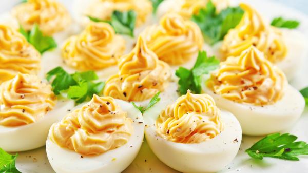 Las cocineras españolas coinciden: “Los huevos rellenos mejoran si añades mejillones en escabeche y reduces la mayonesa” - Todo lo que necesitas para preparar esta receta de huevos rellenos con mejillones