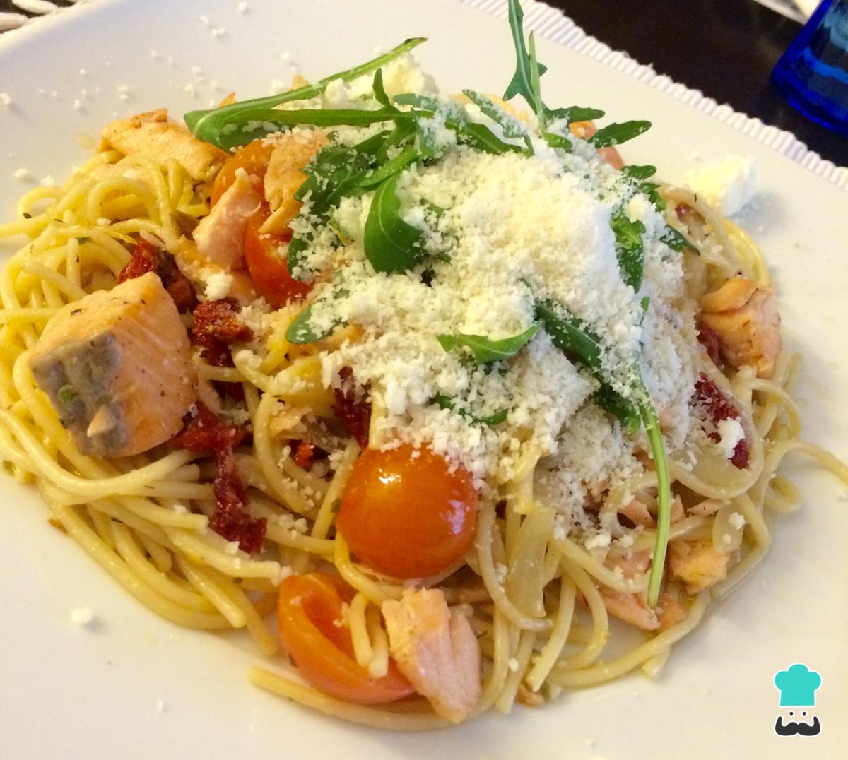 Receta de Espaguetis con salmón y tomates cherry