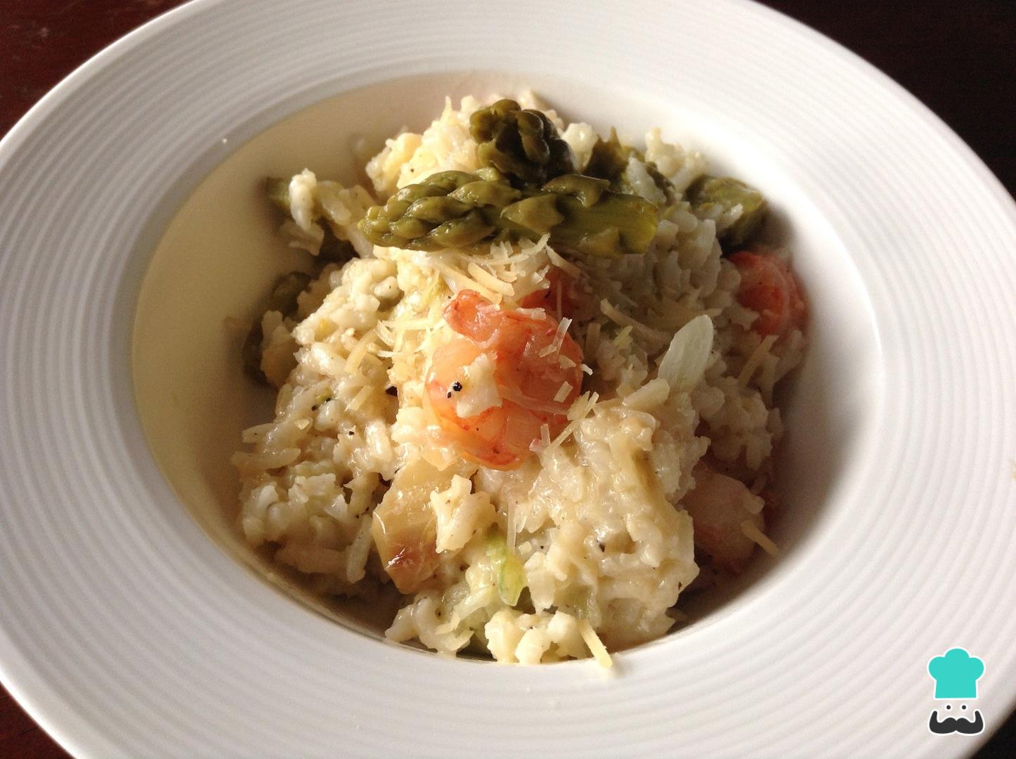 Risotto con gambas y espárragos verdes