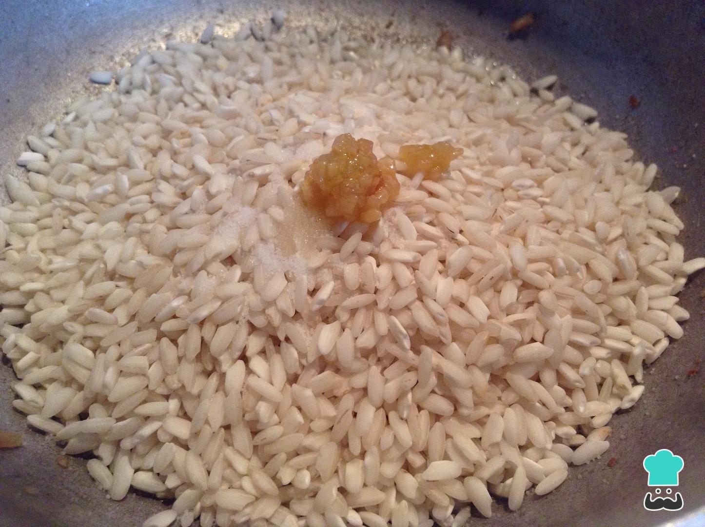 Risotto con gambas y espárragos verdes