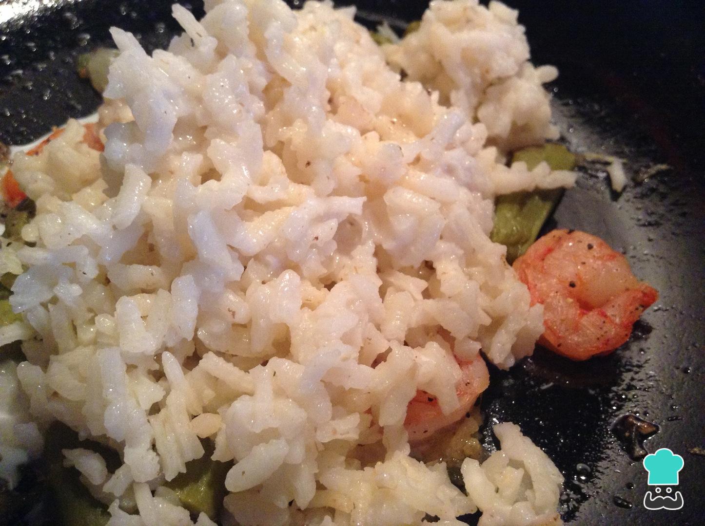 Risotto con gambas y espárragos verdes