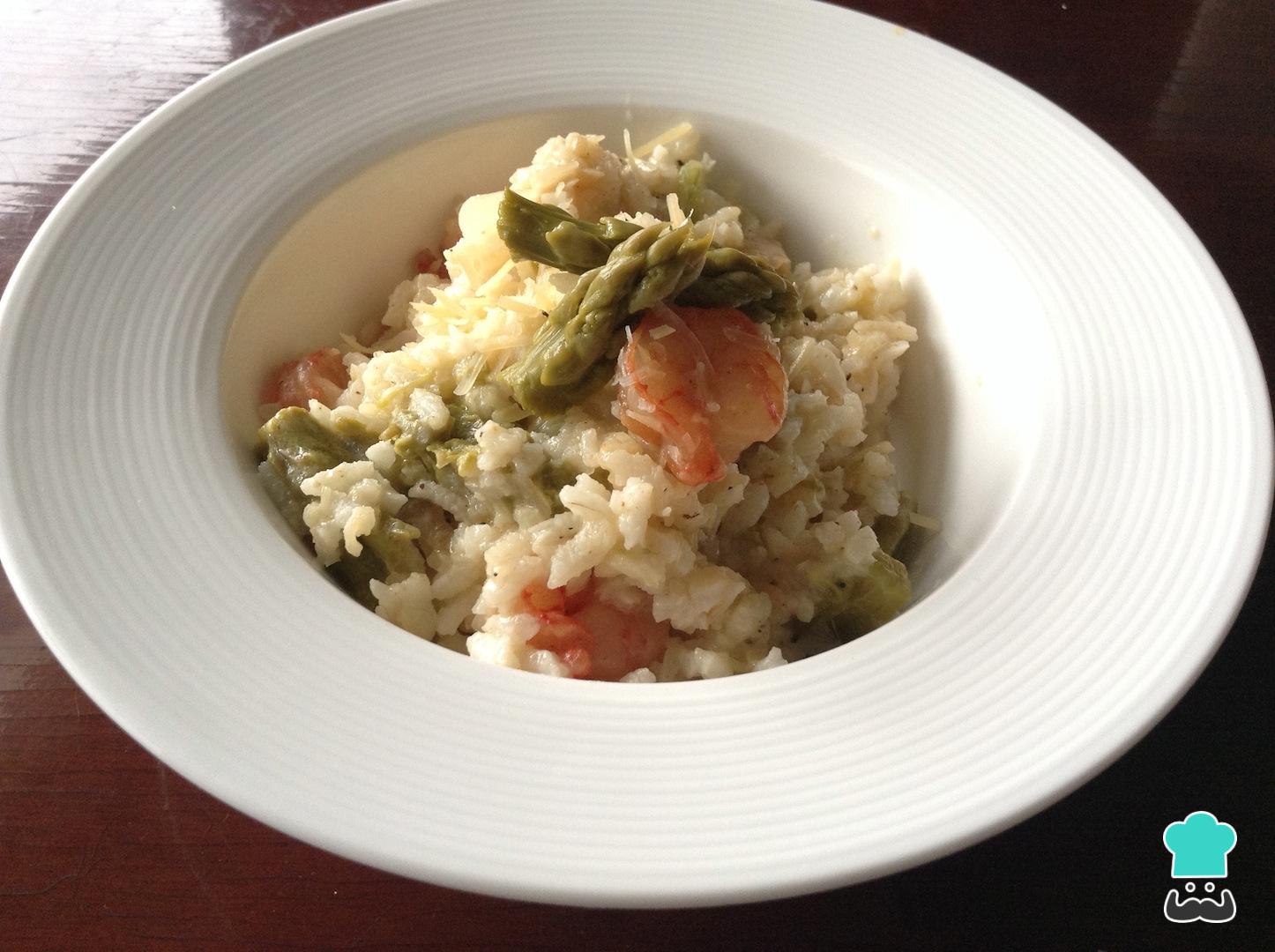 Risotto con gambas y espárragos verdes