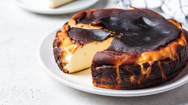 José Andrés, chef: “La tarta de queso quemada vasca más cremosa se hornea a 210 ºC y lleva queso de cabra” - El origen humilde de la tarta de queso vasca: La Viña, San Sebastián