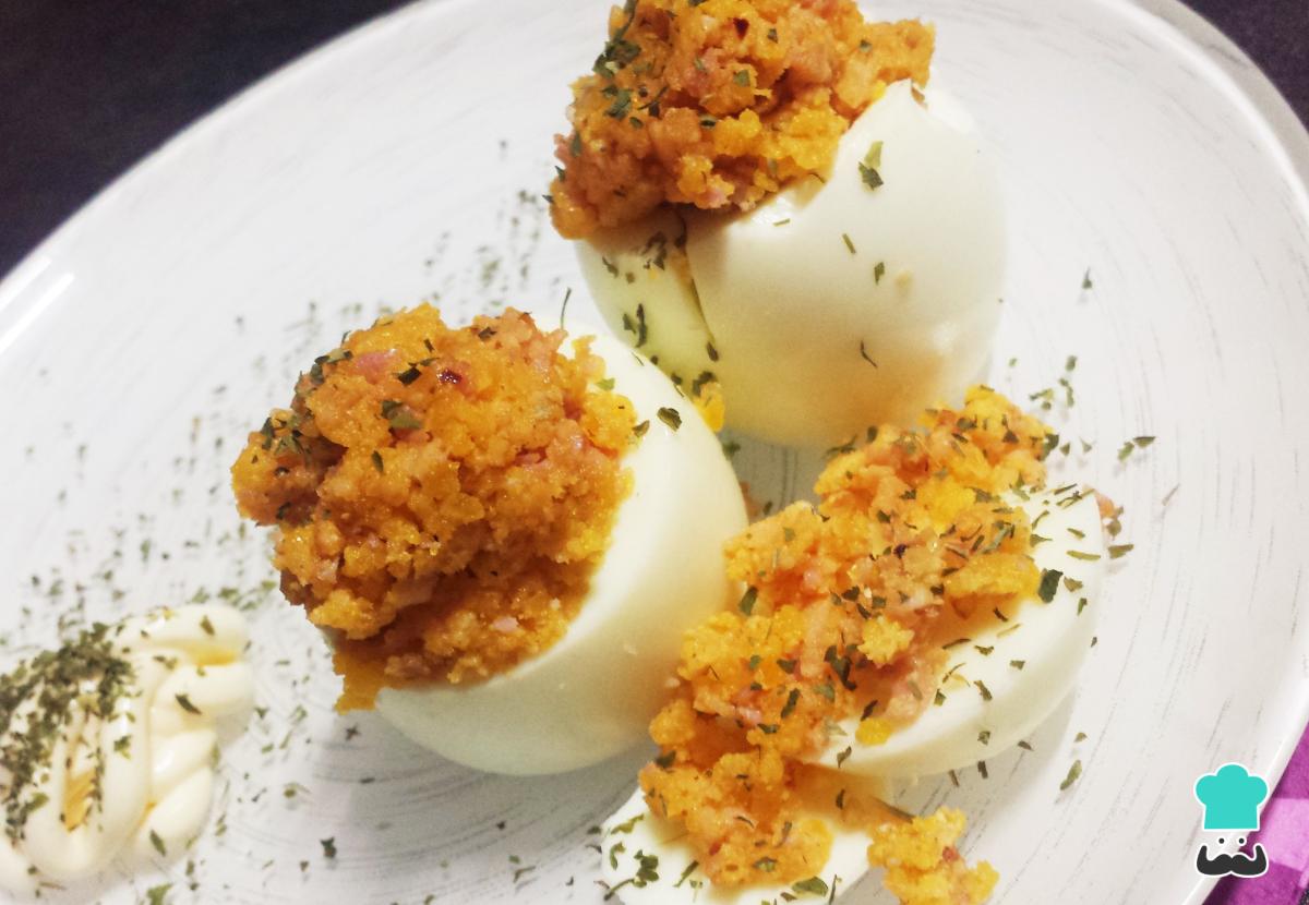 Receta de Huevos rellenos de bacon y cheddar