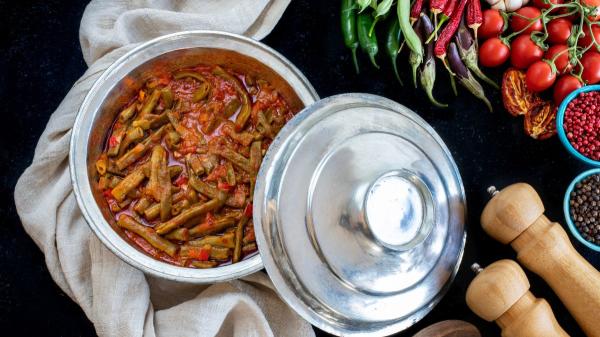 Turquía da una lección a España: “Las judías verdes más ricas no se sofríen con jamón, se guisan con tomate, cebolla y aceite de oliva” - Tomate, cebolla y aceite de oliva: tres ingredientes que hacen casi todo el trabajo