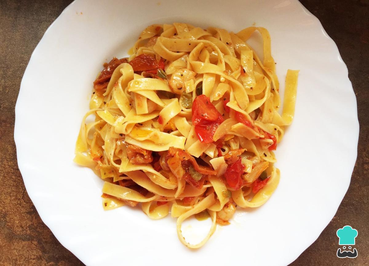 Receta de Fettuccine con tomates secos y gambas