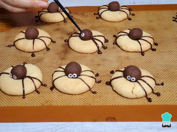Receta de Galletas araña de Halloween - Paso 10