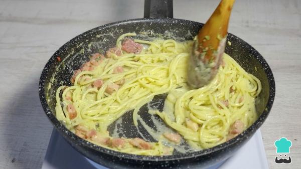 Receta de Carbonara de pistacho cremosa que dejará a todos con ganas de más - Paso 8