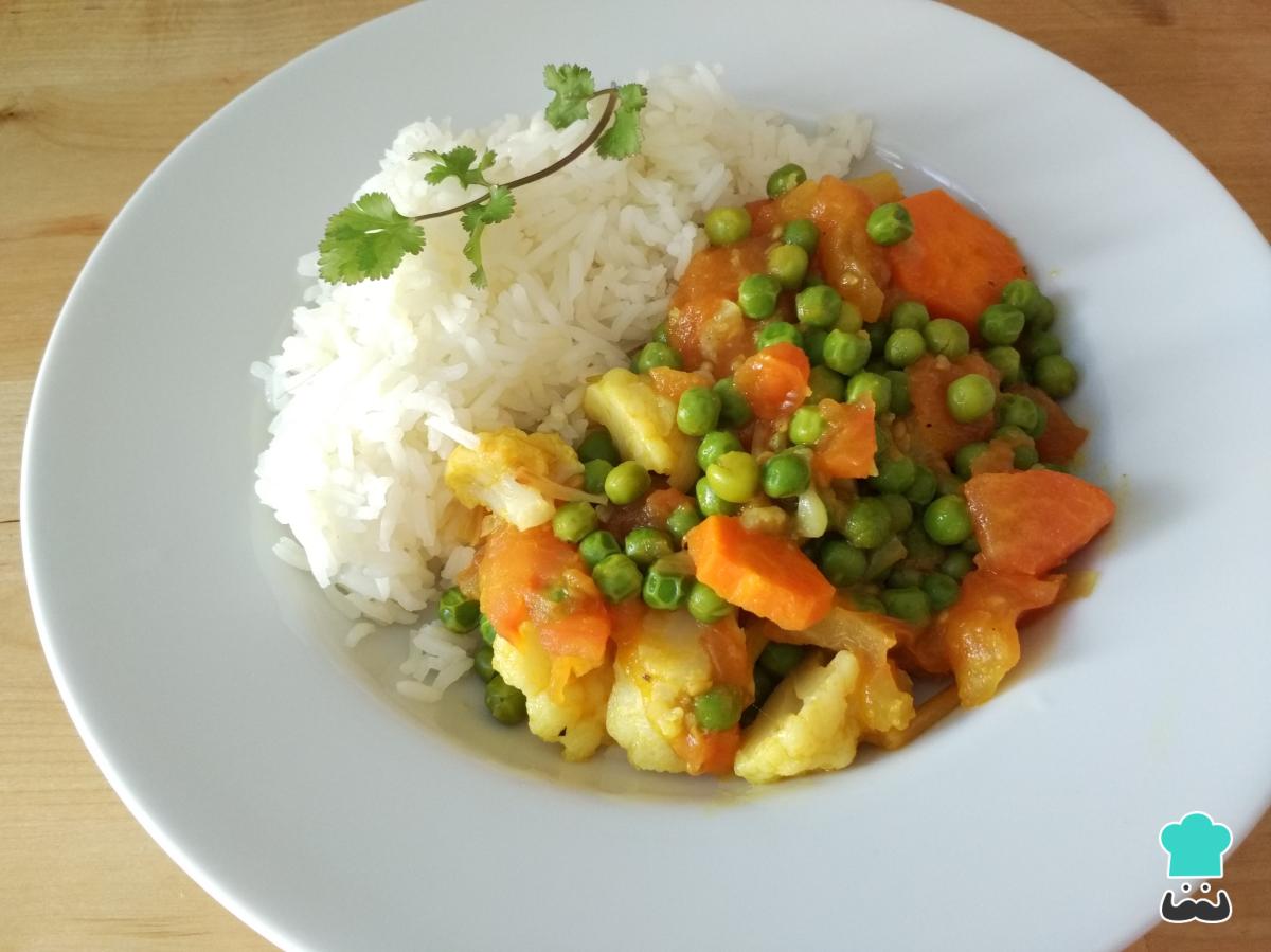 Receta de Curry vegano de guisantes y tomate