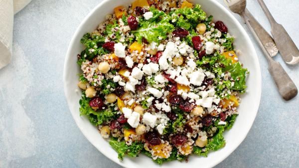 Receta del día: ensalada de garbanzos con quinoa, kale y queso fresco - Cómo preparar paso a paso esta ensalada de garbanzos y quinoa
