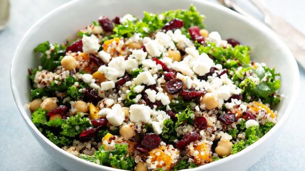Receta del día: ensalada de garbanzos con quinoa, kale y queso fresco