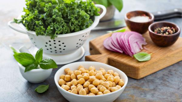 Receta del día: ensalada de garbanzos con quinoa, kale y queso fresco - Una ensalada muy completa y equilibrada nutricionalmente