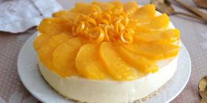 Receta de Tarta fría de melocotón y leche condensada: cremosa, con fruta de temporada y perfecta para el verano