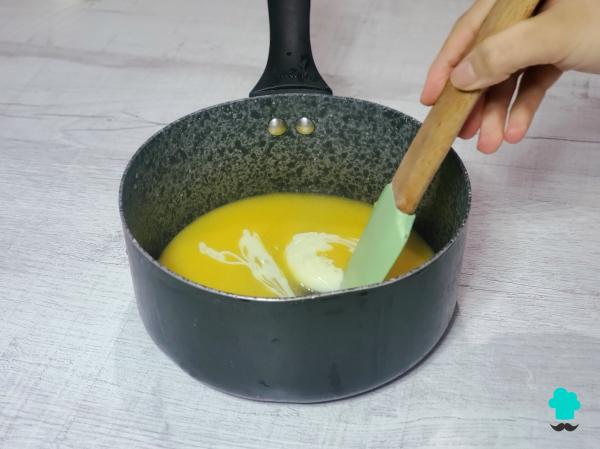 Receta de Tarta fría de melocotón y leche condensada: cremosa, con fruta de temporada y perfecta para el verano - Paso 4