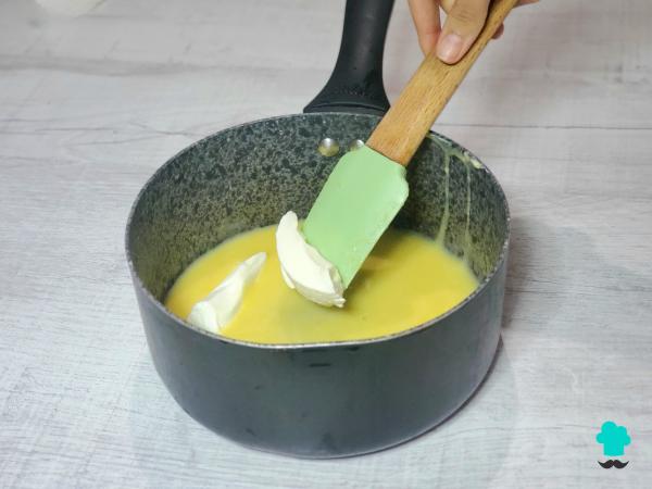 Receta de Tarta fría de melocotón y leche condensada: cremosa, con fruta de temporada y perfecta para el verano - Paso 5