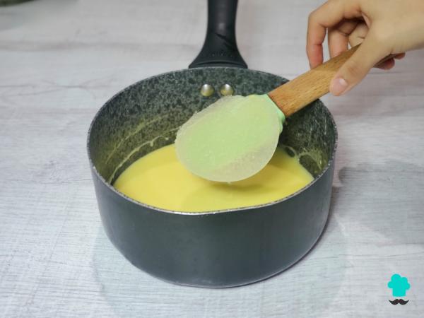 Receta de Tarta fría de melocotón y leche condensada: cremosa, con fruta de temporada y perfecta para el verano - Paso 6