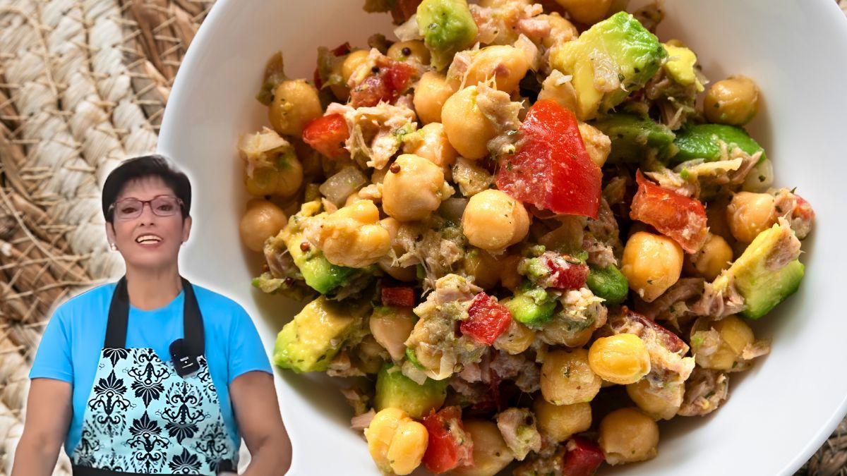 Loli Domínguez, cocinera, sobre la mejor ensalada de garbanzos para el verano: lleva 500 g de garbanzos, 200 g de atún, 2 tomates y 1 aguacate
