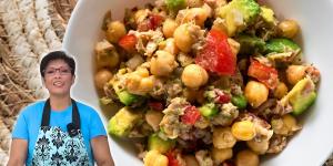 Loli Domínguez, cocinera, sobre la mejor ensalada de garbanzos para el verano: lleva 500 g de garbanzos, 200 g de atún, 2 tomates y 1 aguacate