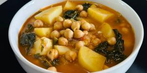 Receta de Potaje de garbanzos con espinacas y patatas: un guiso casero fácil, económico y muy reconfortante