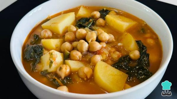 Receta de Potaje de garbanzos con espinacas y patatas: un guiso casero fácil, económico y muy reconfortante