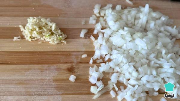 Receta de Potaje de garbanzos con espinacas y patatas: un guiso casero fácil, económico y muy reconfortante - Paso 1