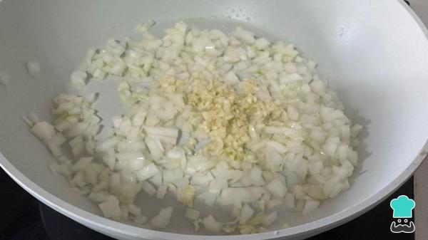 Receta de Potaje de garbanzos con espinacas y patatas: un guiso casero fácil, económico y muy reconfortante - Paso 3