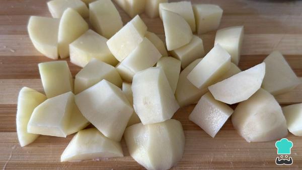 Receta de Potaje de garbanzos con espinacas y patatas: un guiso casero fácil, económico y muy reconfortante - Paso 6