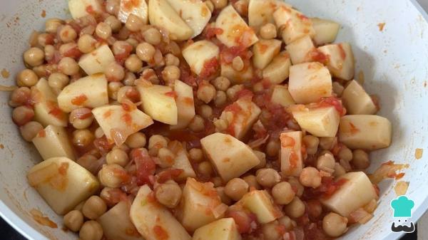 Receta de Potaje de garbanzos con espinacas y patatas: un guiso casero fácil, económico y muy reconfortante - Paso 7