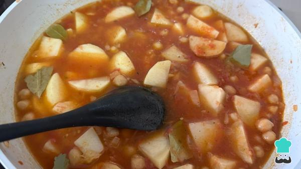 Receta de Potaje de garbanzos con espinacas y patatas: un guiso casero fácil, económico y muy reconfortante - Paso 8