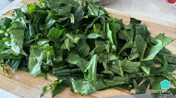 Receta de Potaje de garbanzos con espinacas y patatas: un guiso casero fácil, económico y muy reconfortante - Paso 9