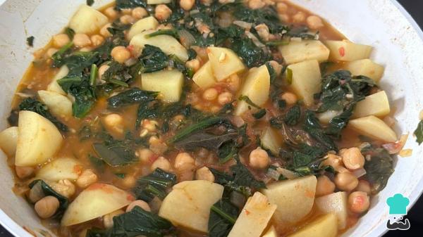 Receta de Potaje de garbanzos con espinacas y patatas: un guiso casero fácil, económico y muy reconfortante - Paso 10