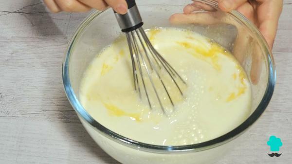 Receta de Flan de nata: el ingrediente que hace más cremoso el clásico postre de la abuela - Paso 5