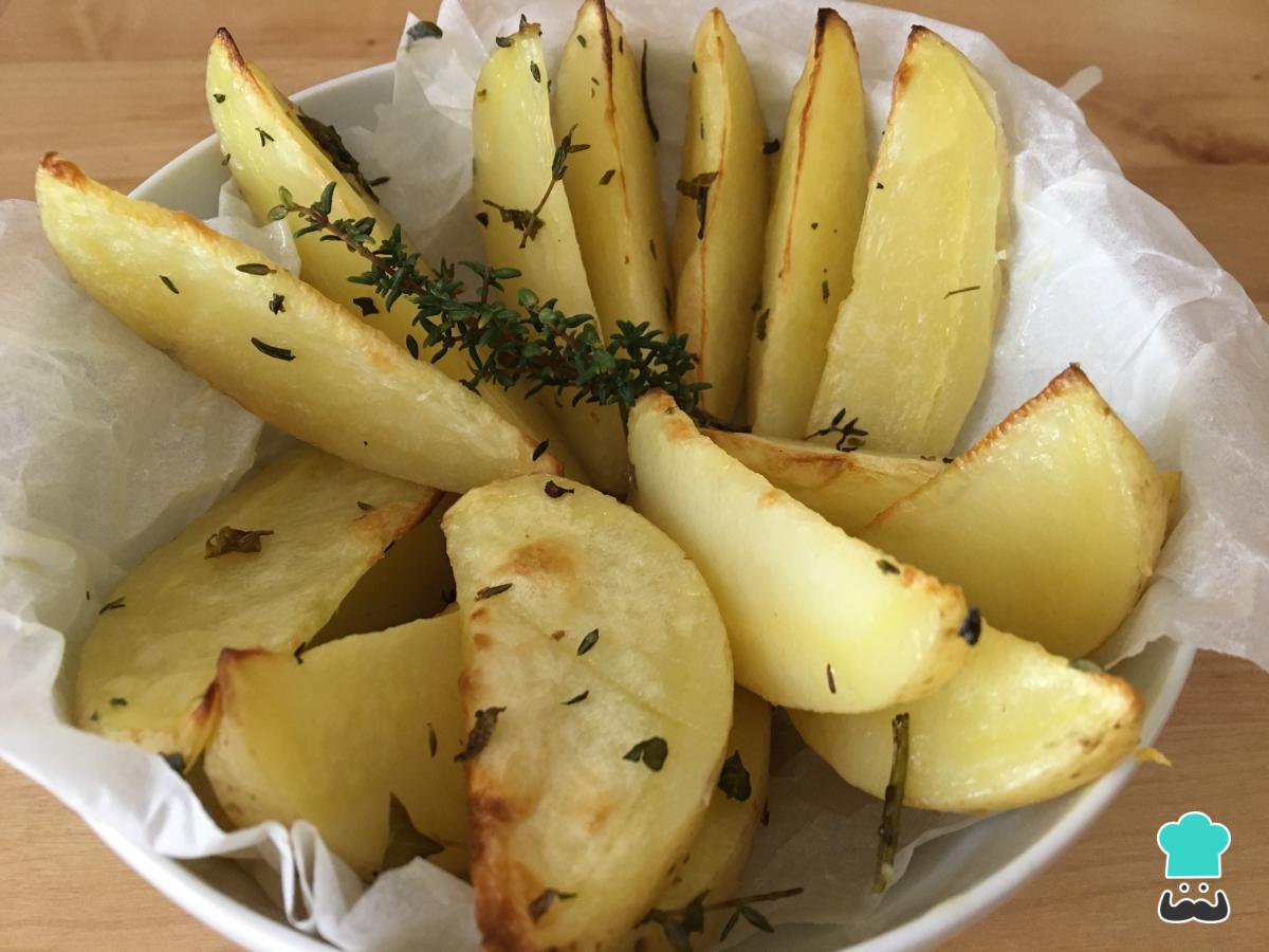 Receta de Patatas asadas al horno en gajos