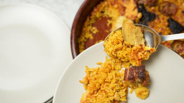 Los chefs valencianos coinciden: “El mejor arroz al horno no se hace con agua; lleva 2 partes de caldo de cocido por 1 de arroz” - Cómo preparar el auténtico arroz al horno paso a paso
