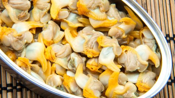 Los cocineros coinciden: “Los berberechos en lata quedan mucho más ricos si mezclas su jugo con lima en lugar de limón y añades un toque crujiente”