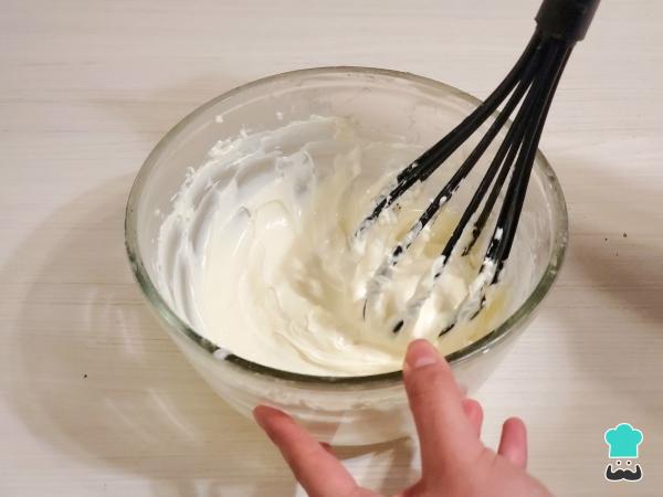Receta de La tarta de queso en vaso fácil y perfecta para cualquier ocasión: cremosa, rápida y sin horno - Paso 3