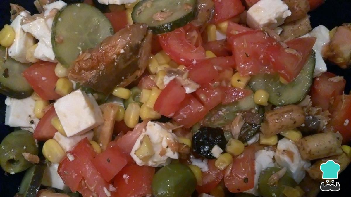 Receta de Ensalada de tomate, atún y queso fresco