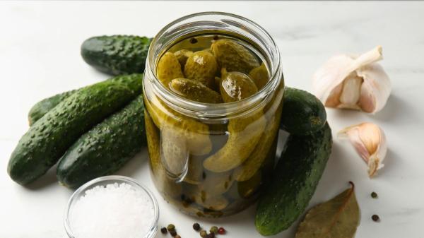 Los chefs españoles coinciden: “El ingrediente que mejora las ensaladas no es el aceite ni el vinagre, sino unos buenos encurtidos” - Por qué los encurtidos funcionan tan bien en una ensalada
