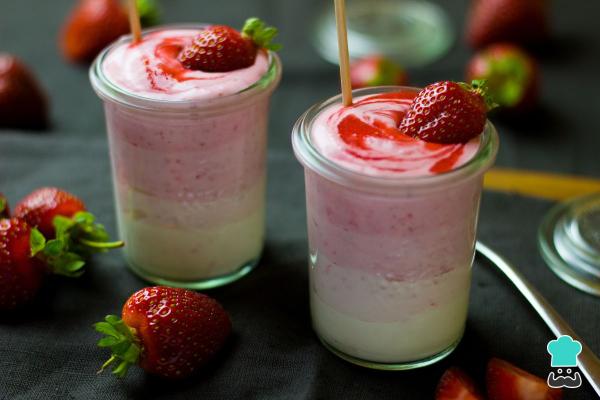 Batidos detox para eliminar barriga - Batido de fresas con yogur natural