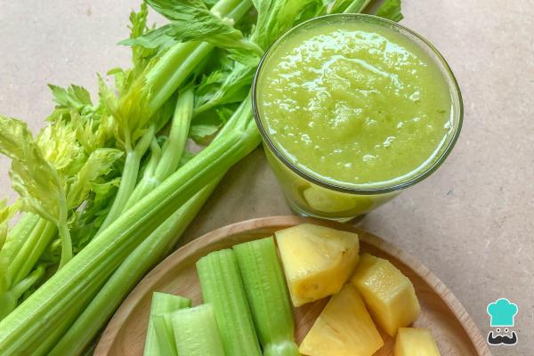 Batidos detox para eliminar barriga - Batido de piña, apio y perejil
